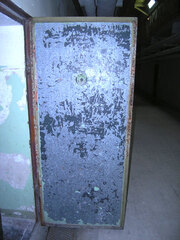 Metalowe drzwi z wizjerem do celi