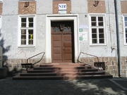 Budynek dawnego PUBP w Mrągowie - główne wejście do budynku
