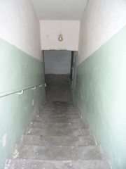 Budynek dawnego PUBP w Mrągowie - schody do aresztu