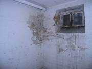 Budynek dawnego PUBP w Mrągowie - okratowane okno w celi aresztu