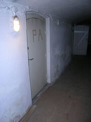 Piwnica - korytarz i drzw dawnych cel