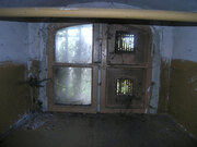 Okno z widocznymi zachowanymi kratami