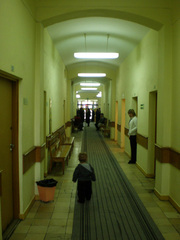 Korytarze na piętrze WUBP w Olsztynie z lat 1945-1956 przy ul. Dąbrowszczaków 44