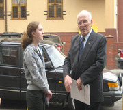 Pan Jan Sapkowski udzielający wywiadu pod dawną siedzibą PUBP w Gorzowie Wielkopolskim