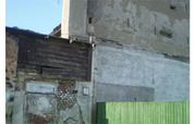 Budynek, za którym, znajduje się piwnica(schron) ,w którym przetrzymywano więźniów.